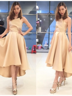 พร้อมเช่า ชุดเดรสเนื้อไหม เกาะอกจับเดรป ชายย้วย หน้าสั้นหลังยาว สีทอง