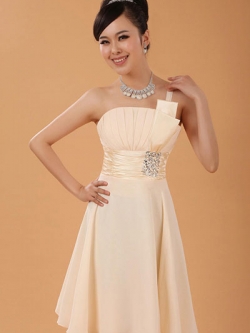 พร้อมเช่า ชุดราตรีสั้น บ่าเฉียง สีครีม Champagne จับจีบเก๋ๆที่หน้าอก คาดเอวผ้าซาตินแต่งเลื่อมหรู