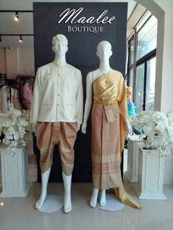 เช่า ชุดไทย ชุดเพื่อนเจ้าสาว ชุดไทยผ้าถุงสีเทาส้มทอง สไบสีทอง