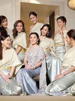 เช่า ชุดไทย ชุดเพื่อนเจ้าสาว ชุดไทยผ้าถุงสีเทาเงิน สไบเรียบ สีงาช้าง