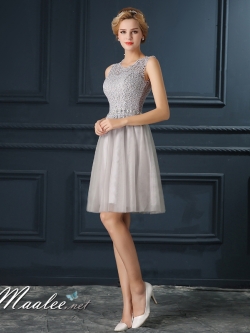 พร้อมเช่า ชุดราตรีสั้น แขนกุด แต่งลูกไม้ เอวคาดเพชรหรู กรโปรงตาข่าย ด้านหลังซีทรูแนวเซ็กซี่ สีเทา