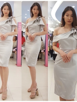 พร้อมเช่า ชุดเดรสสั้น ไหล่เดียว แต่งระบาย โบว์ที่ไหล่ ผ้า silk polyester สีเทา