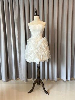 พร้อมเช่า ชุดแฟนซี ชุดราตรีสั้นเกาะอก สีขาว กระโปรงดอก 3 มิติ