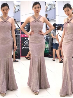 พร้อมเช่า ชุดเดรส คล้องคอ ทรงหางปลา ผ้า glitter ระยิบระยับ สีชมพู Nude