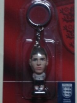 พวงกุญแจ ตุ๊กตาโมเดลนักฟุตบอล ส.เจอร์ราร์ด ทีมชาติอังกฤษ โครินเธียน ไมโครสตาร์ - 2006 ใหม่ / S.GERRARD ENGLAND National Football Team Corinthian MicroStars Football Figure Key Ring - 2006 NEW