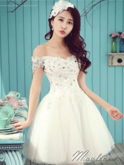 พร้อมเช่า ชุดราตรีสั้น แบบปาดไหล่ แต่งผ้าโปร่งปักดิ้นเงิน อกแต่งลายลูกไม้พร้อมปักเลื่อมหรู สีขาว (เชือกผูกหลัง)