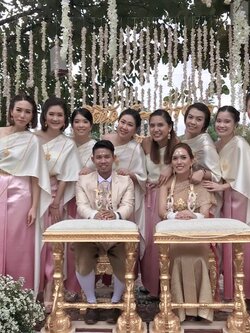 เช่า ชุดไทย ชุดเพื่อนเจ้าสาว ชุดไทยผ้าถุงสีชมพูไล่สี สไบเรียบ สีครีมงาช้าง