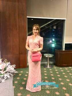 พร้อมเช่า ชุดราตรียาว ราตรียาว ชุดเดรสลูกไม้ สีชมพู แขนสั้น หางปลา