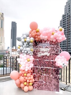 Organic Backdrop Happy Birthday ฉากวิบวับสีชมพู ขนาด กว้าง 1.2 เมตร สูง 2 เมตร พร้อม ป้ายตัวอักษร Happy Birthday ป้ายไฟ , ป้ายโฟมบอร์ด ขนาด 60 เซน พร้อมตกแต่ง สามารถเปลี่ยนสีลูกโป่ง/เปลี่ยนข้อความ/เปลี่ยนสี-ฉากได้