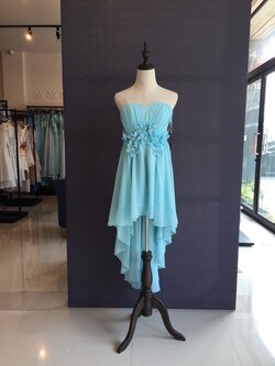 พร้อมส่ง ชุดราตรีสั้น เกาะอก หน้าสั้นหลังยาว แต่งดอกเพิ่มคริสตัล สีฟ้า