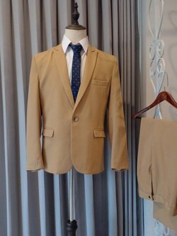 พร้อมเช่า ชุดสูทชาย สีน้ำตาลทอง รุ่นกระดุมเดียว เนื้อผ้าเบาใส่สบาย