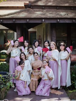 เช่า ชุดไทย ชุดเพื่อนเจ้าสาว ชุดไทยผ้าถุงสีม่วง สไบเรียบสีงาช้าง