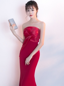 พร้อมเช่า ชุดเจ้าสาว/เพื่อนเจ้าสาว ราตรียาว แบบเกาะอก ทรงหางปลา สีแดง เรียบหรู แต่งผ้าแก้วช่วงอก กระโปรงผ้าซาติน ชายยาว (เชือกผูกหลัง)