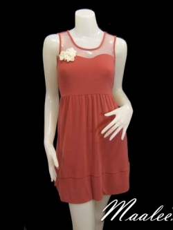 Sale ชุดเดรสสั้น ผ้า Spandex โชว์หลังนิดๆ สีชมพูกะปิ แต่งเข็มกลัดดอกไม้หวาน