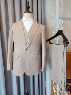 พร้อมเช่า ชุดสูทชาย งานเนียบ แบบเรียบหรู สีเบจ พร้อมเสื้อกั๊ก