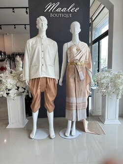 เช่า ชุดไทย ชุดเพื่อนเจ้าสาว ชุดไทยผ้าถุงสีเทาชาเงิน สไบสีทอง