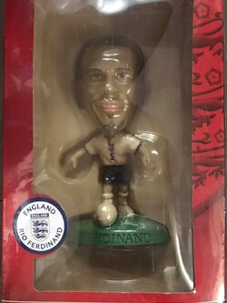 ตุ๊กตาโมเดลนักฟุตบอล ร.เฟอร์ดินานด์ ทีมชาติอังกฤษ โครินเธียน โปรสตาร์ - ProStars XL Three Lions Special Edition Series ใหม่ / R.FERDINAND ENGLAND National Football Team Corinthian ProStars Football Figure - ProStars XL Three Lions Special Edition Series N