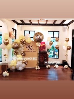 Organic Backdrop ฉาก U คว่ำ (ฉากทำสี) ขนาด กว้าง 1 เมตร สูง 180 ซม. พร้อม ลูกโป่งยาง สีทองโครเมี่ยม ขนาด 36" 1 ลูก พร้อม ช่อลูกโป่ง ช่อ 5 ลูก 4 ช่อ พร้อมตกแต่ง สามารถเปลี่ยนสีลูกโป่ง/เปลี่ยนข้อความ/เปลี่ยนสี-ฉากได้