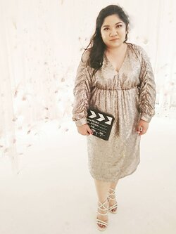 พร้อมเช่า ชุดราตรีสั้น สำหรับสาวอวบ แขนยาว คอวี ปักเลื่อม สีเทาเงิน