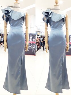 พร้อมเช่า ชุดเดรส เดรสไหล่เดียว ผ้าดัชเชส แพทเทิร์นเนียบ แต่งระบายสะโพก สีฟ้าอมเทา