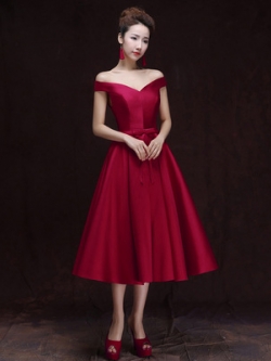 พร้อมเช่า ชุดราตรีสั้น แบบปาดไหล่ ผ้าไหมดัชเชส แต่งโบว์ช่วงเอว สีไวน์แดง (เชือกผูกหลัง)