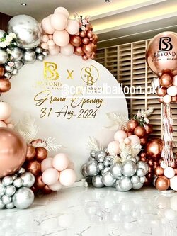Organic Backdrop ฉากกลม ขนาด 2x2 เมตร Theme เงิน-โรสโกลด์โครเมี่ยม พร้อม เสาลูกโป่ง เปิดงาน ลูกโป่งยาง 36" 2 เสา พร้อมตกแต่ง สามารถเปลี่ยนสีลูกโป่ง/เปลี่ยนข้อความ/เปลี่ยนฟอยล์ตกแต่งได้