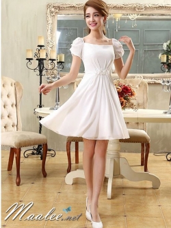 พร้อมเช่า ชุดราตรีสั้น สีขาว แขนตุ๊กตามีโบว์ ผ้าชีฟอง แบบสวยหวาน เพิ่มดอกช่วงเอว