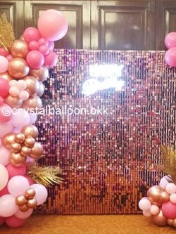 Organic Backdrop ฉากวิบวับ สีชมพู ขนาด 2x2 เมตร พร้อม ป้ายตัวอักษร Happy Birthday ไฟ,ใบไม้ประดับ Theme ชมพู พร้อมตกแต่ง สามารถเปลี่ยนสีลูกโป่งได้