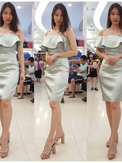 พร้อมเช่า ชุดเดรสสั้น ไหล่ปาด แต่งระบาย ผ้าดัชเชส สวย เรียบหรู สีเขียวอ่อน