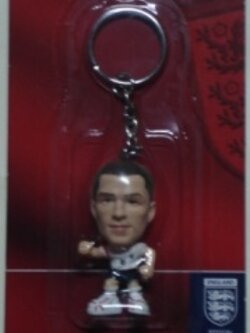 พวงกุญแจ ตุ๊กตาโมเดลนักฟุตบอล ม.โอเว่น ทีมชาติอังกฤษ โครินเธียน ไมโครสตาร์ - 2006 ใหม่ / M.OWEN ENGLAND National Football Team Corinthian MicroStars Football Figure Key Ring - 2006 NEW