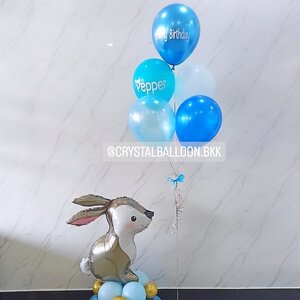 ลูกโป่ง วันเกิดเด็ก ช่อลูกโป่ง ช่อ 5 ลูก 1 ช่อ Theme ฟ้า พร้อมตกแต่ง ฟอยล์กระต่าย ตั้งฐาน 1 ชิ้น สามารถเปลี่ยนสีลูกโป่ง/เปลี่ยนข้อความ/เปลี่ยนฟอยล์ตกแต่งได้
