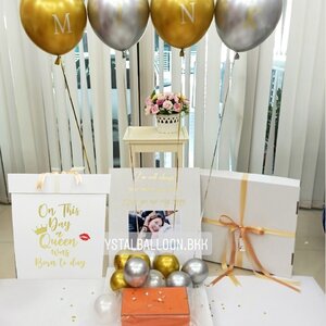 Surprise Box กล่องเซอร์ไพรส์วันเกิด โทนสีทอง-สีเงิน พร้อมตกแต่ง ช่อลูกโป่ง 1 ช่อ,สามารถใส่รูปได้ 2 ใบ สามารถเปลี่ยนสีลูกโป่ง/เปลี่ยนข้อความได้