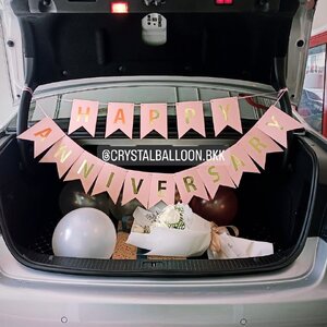 ลูกโป่ง วันครบรอบ Surprise ท้ายรถ ป้ายธง 16 ตัวอักษร,ลูกโป่งโปรยพื้น 5 ลูก (ราคายังไม่รวมช่อดอกไม้) สามารถเปลี่ยนสีลูกโป่ง/เปลี่ยนสี-ป้ายธงได้