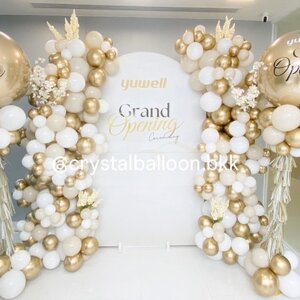 Organic Backdrop เปิดงาน ฉาก U คว่ำ ขนาด กว้าง 1.4 เมตร สูง 2.2 เมตร (ฉากทำสี) 2 ข้าง พร้อม เสาลูกโป่ง ลูกโป่งยาง ขนาด 36" สีทองอ่อนโครเมี่ยม 2 เสา พร้อมตกแต่ง สามารถเปลี่ยนสีลูกโป่ง/เปลี่ยนข้อความ/เปลี่ยนสี-ฉากได้