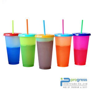 แก้วน้ำพลาสติกเปลี่ยนสีได้เมื่อใส่น้ำเย็น