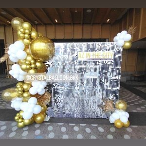 Organic Backdrop ฉากวิบวับ สีเงิน ขนาด 2x2 เมตร Theme ทอง พร้อม ป้ายอิงค์เจ็ท ขนาด 80 ซม. 1 ชิ้น พร้อมตกแต่ง สามารถเปลี่ยนสีลูกโป่ง/เปลี่ยนข้อความได้