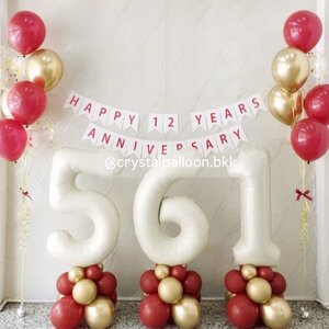 ลูกโป่ง วันครบรอบ ช่อลูกโป่ง ช่อ 7 ลูก 2 ช่อ พร้อม ป้ายธง 23 อักษร , ฟอยล์ตัวเลข ขนาด 40" สีแซน ตั้งฐาน 3 ชิ้น Theme แดง - ทอง - ขาว พร้อมตกแต่ง สามารถเปลี่ยนสีลูกโป่งได้