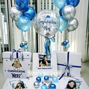 ลูกโป่ง รับปริญญา แบบกล่อง Bubble ขนาด 24" Theme สีฟ้า พร้อม ช่อลูกโป่ง ช่อ 7 ลูก 2 ช่อ พร้อมตกเเต่ง สามารถใส่รูป ได้ 4 ใบ สามารถเปลี่ยนสีลูกโป่ง/เปลี่ยนข้อความ/เปลี่ยนรูปหน้ากล่องได้