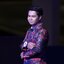 พร้อมเช่า เสื้อสูทชาย สีแดงดำ พิมพ์ลายกราฟฟิก กับกางเกงสีดำ