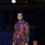 พร้อมเช่า เสื้อสูทชาย สีแดงดำ พิมพ์ลายกราฟฟิก กับกางเกงสีดำ