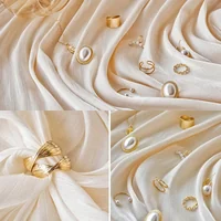พร็อพผ้าไหมมุก ฉากผ้าไหมมุก Ins Pearlescent Pleat ถ่ายรูปสินค้า เครื่องประดับ พร็อพผ้าไหมมุก ฉากผ้าไหมมุก Ins Pearlescent Pleat ถ่ายรูปสินค้า เครื่องประดับ